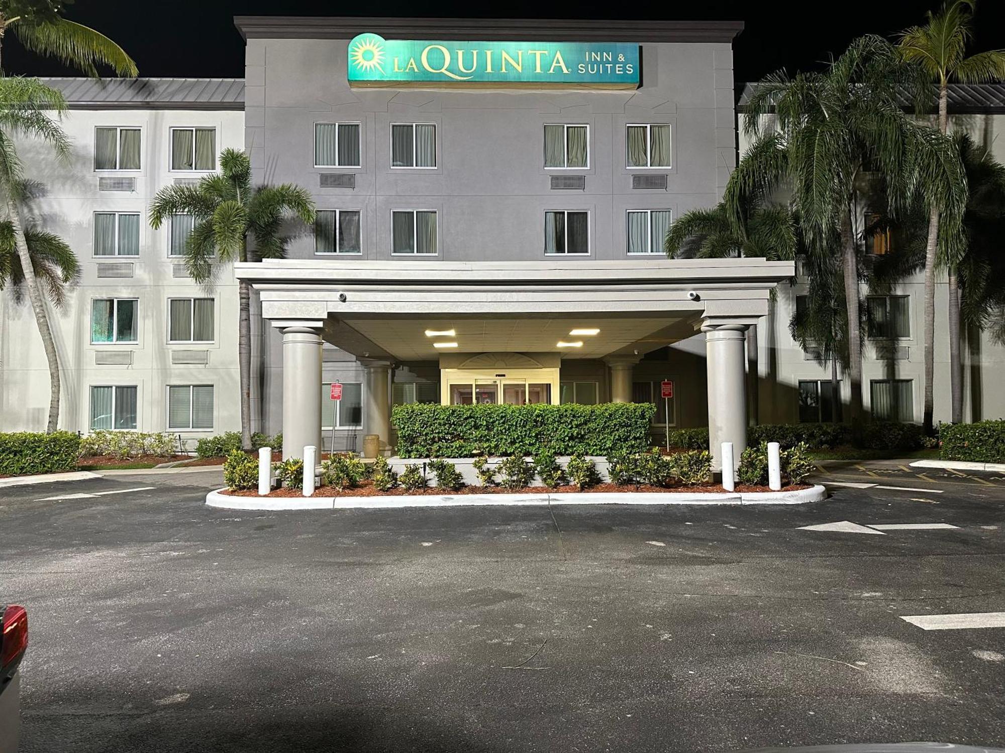 La Quinta Inn & Suites By Wyndham Sawgrass Sunrise Exterior photo
