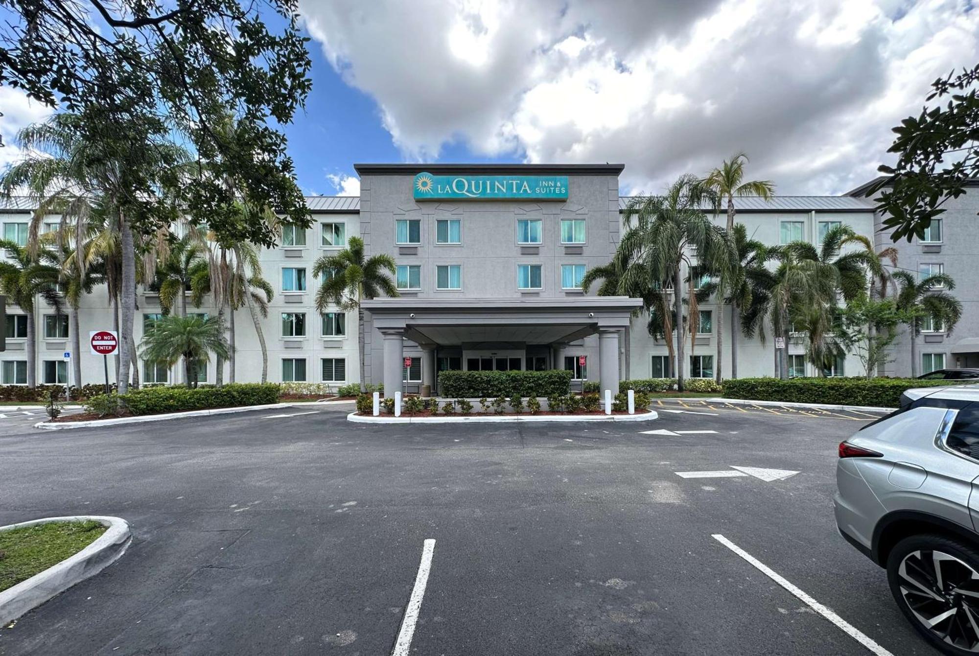 La Quinta Inn & Suites By Wyndham Sawgrass Sunrise Exterior photo