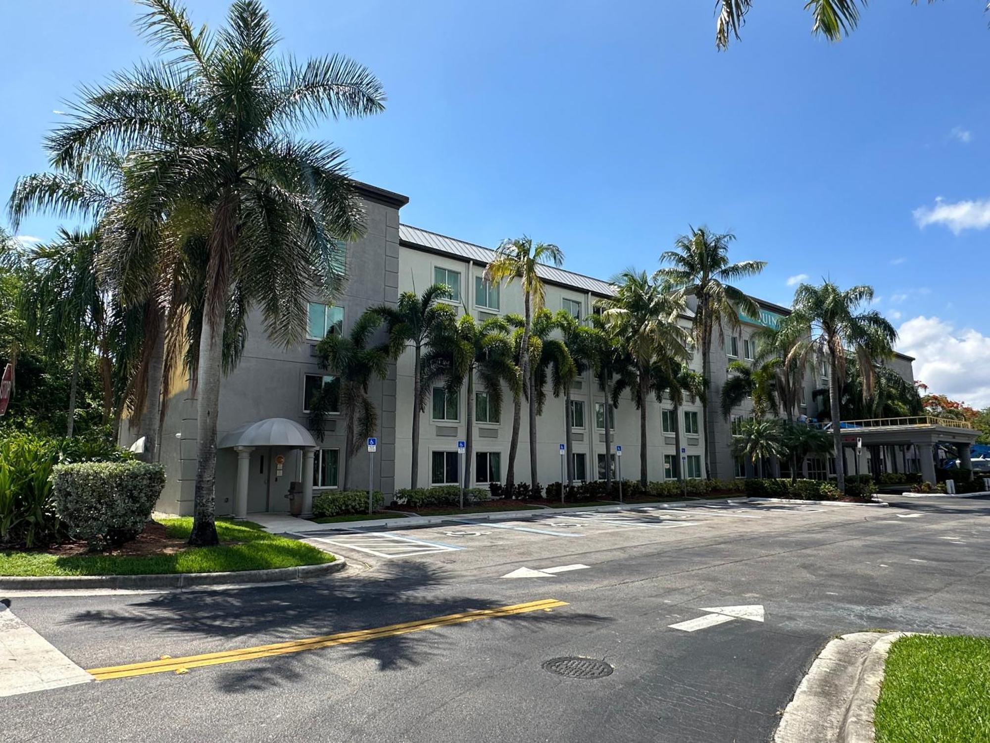 La Quinta Inn & Suites By Wyndham Sawgrass Sunrise Exterior photo