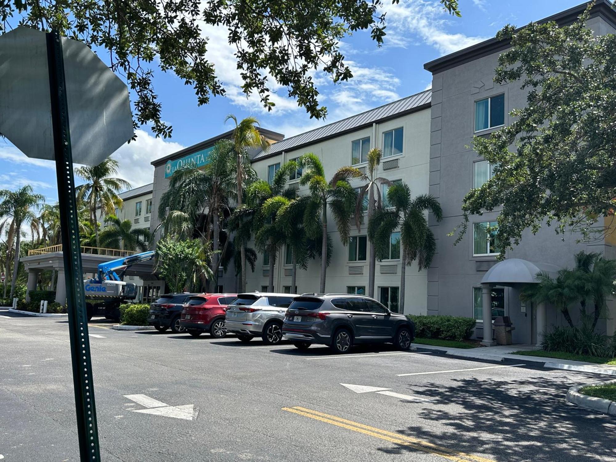 La Quinta Inn & Suites By Wyndham Sawgrass Sunrise Exterior photo