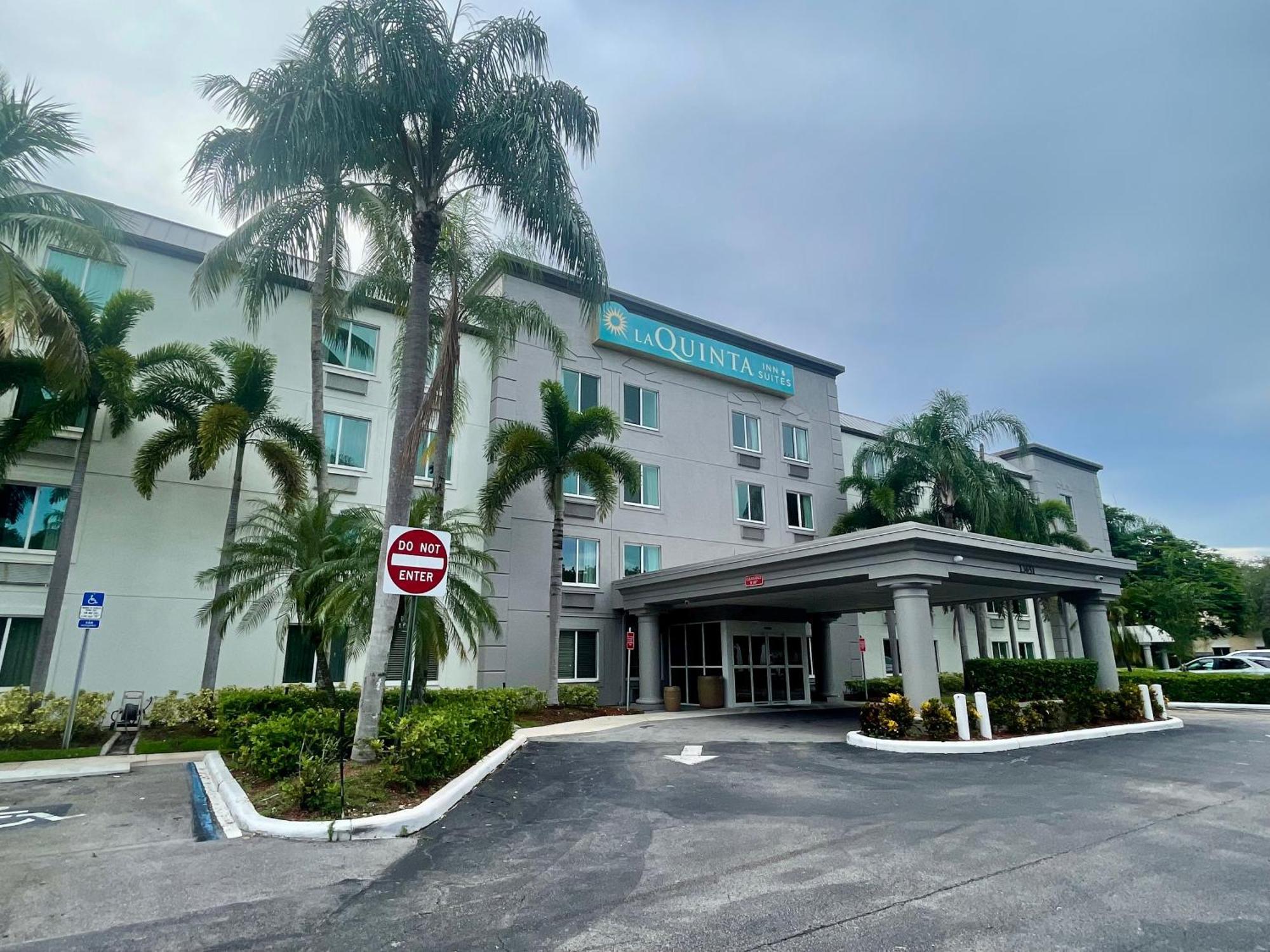 La Quinta Inn & Suites By Wyndham Sawgrass Sunrise Exterior photo